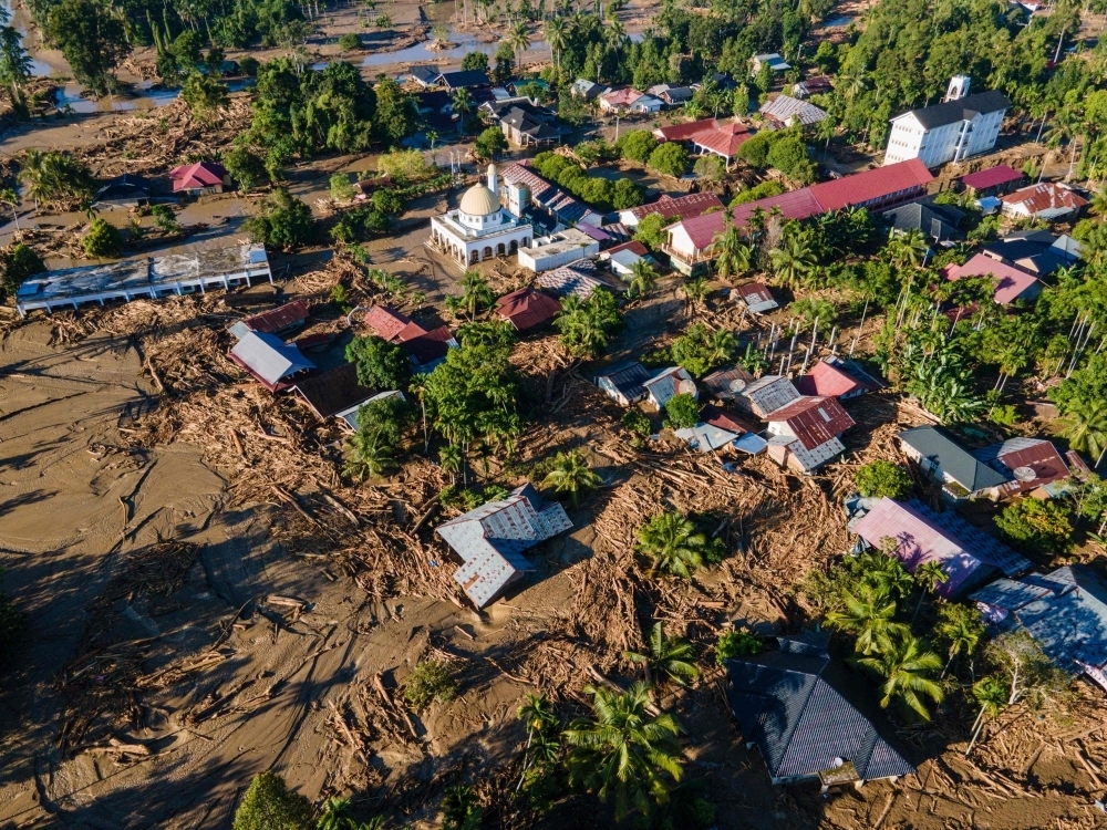 Indonesians pick up the pieces after floods ravage island