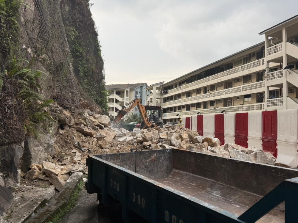 Rockfall damages six cars near Ampang’s Mutiara Court, MPAJ urges residents to steer clear