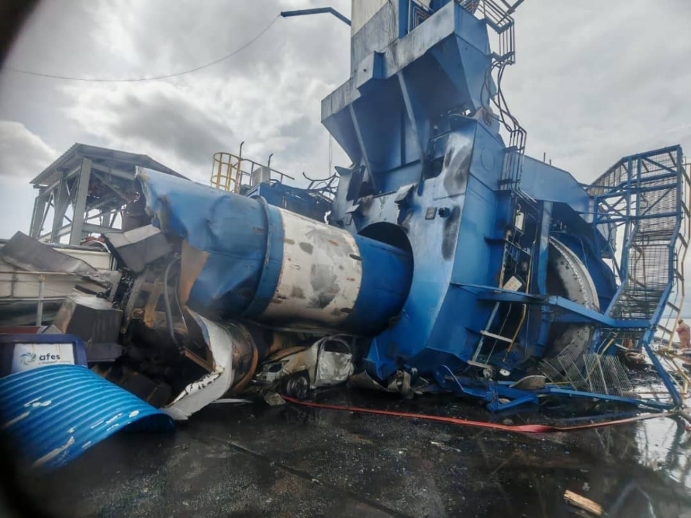 Coal-handling crane collapse at Tanjung Bin power plant leaves two workers dead, three injured