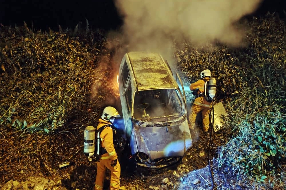 Driver escapes as car catches fire near Kanowit roundabout in Sarawak