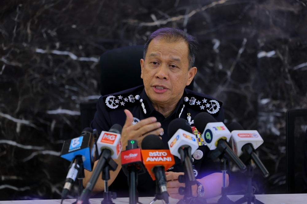 IGP backs auto-registration of WhatsApp, Facebook, YouTube under new MCMC licensing framework