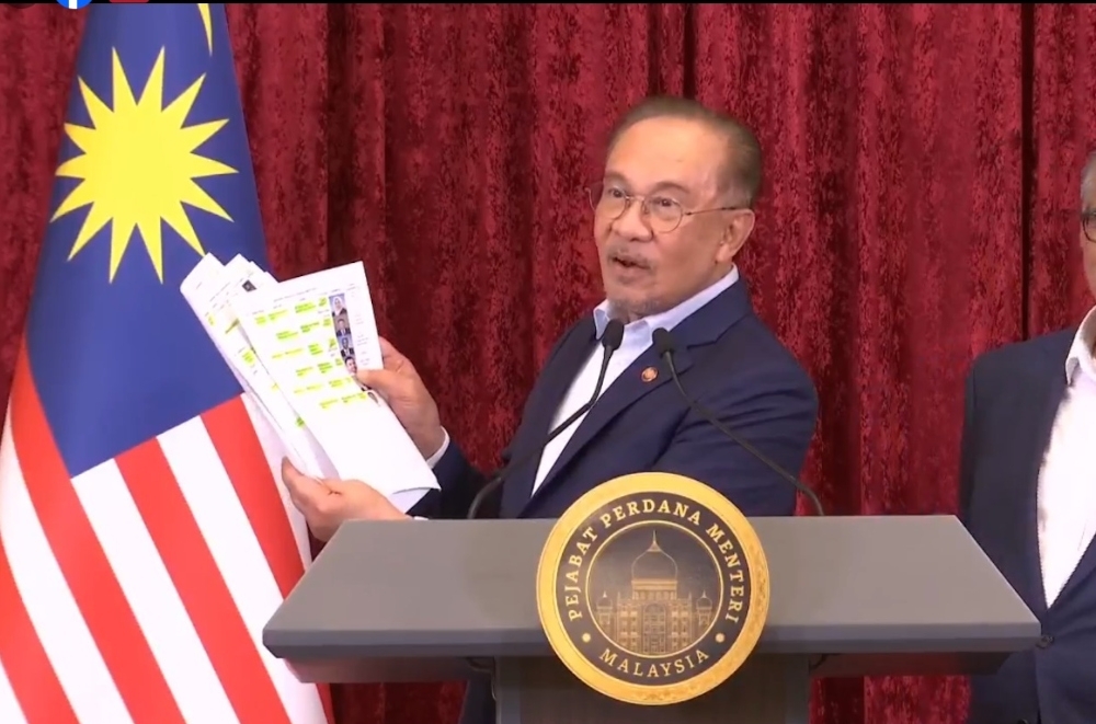 Anwar announces Cabinet reshuffle: Jo Ghani takes over at Miti, Hannah Yeoh now FT minister