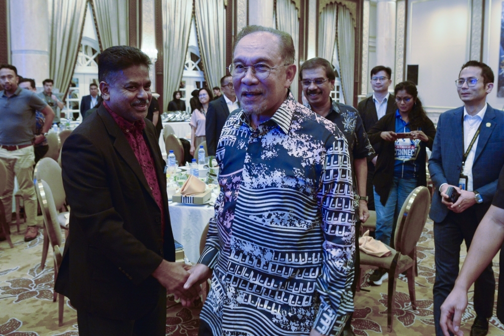 Anwar urges stronger, more transparent govt communication