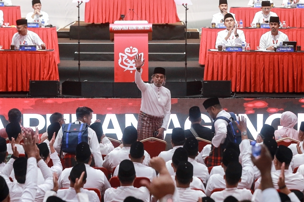 Khairy’s comeback? Ex-Youth chief welcomed to Umno assembly with ‘silat’ and drums