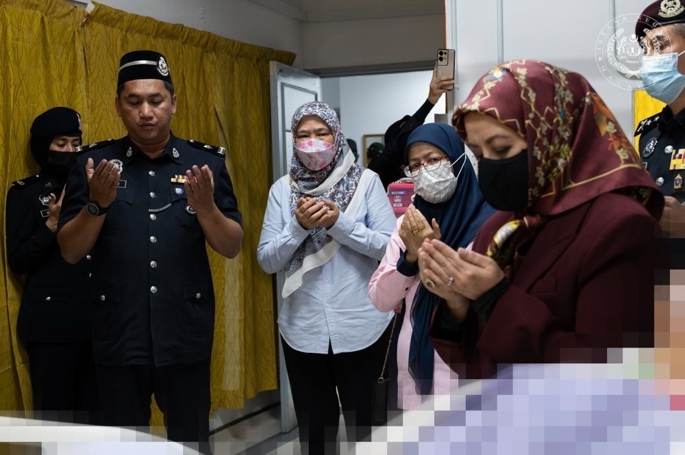 Queen visits former aide-de-camp undergoing treatment at HKL