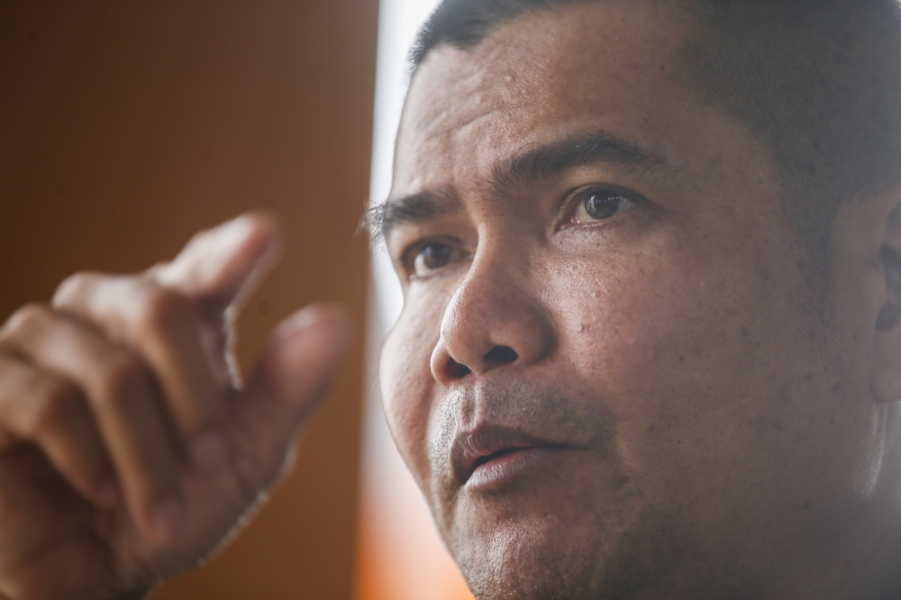 Umno’s Jamal Yunos auctions slipper and towel for RM66,000 debt to Teresa Kok, suggests she start pig farm if outside Selangor