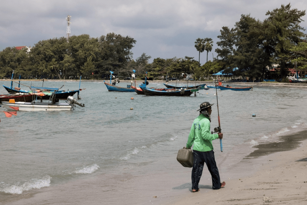 Oil spill from sunken cargo ship washes up on Phuket’s tourist islands in Thailand