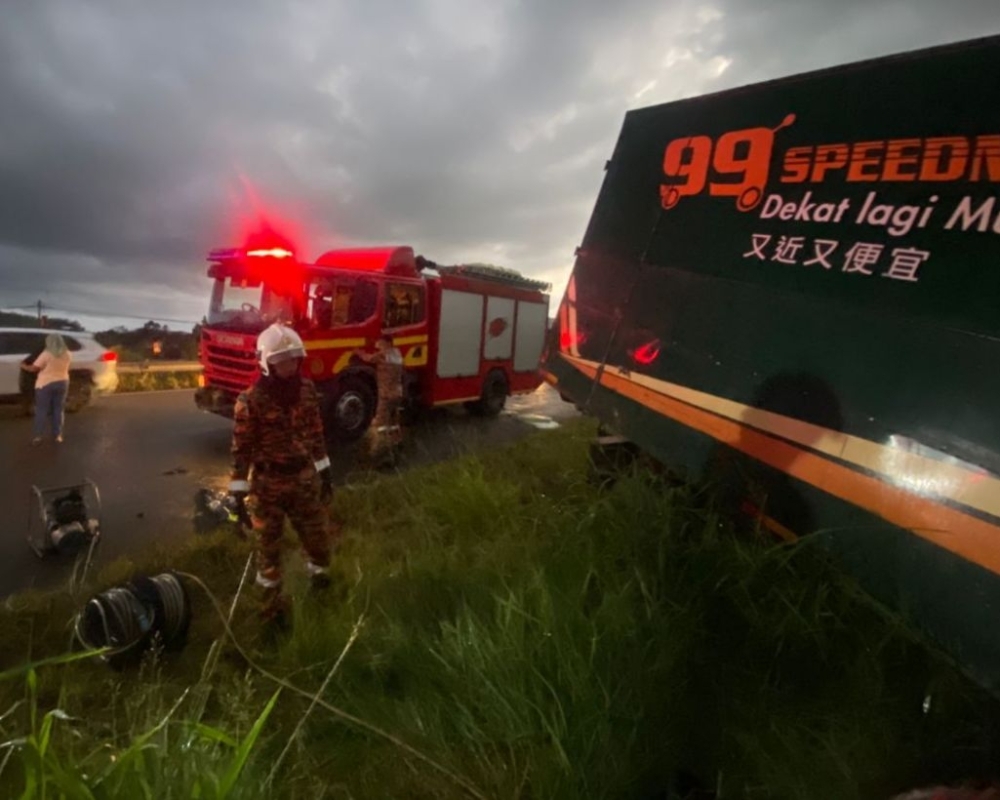 Emergency crews extricate driver after 99Speedmart lorry skids in Papar