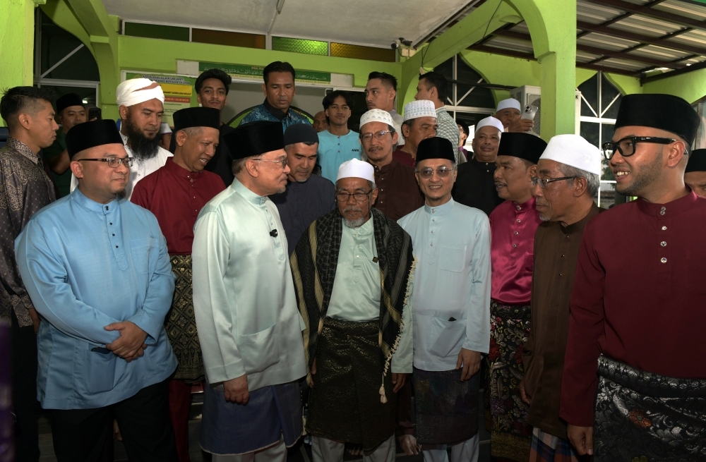 PM observes last day of Ramadan with Penang community ahead of Aidilfitri tomorrow