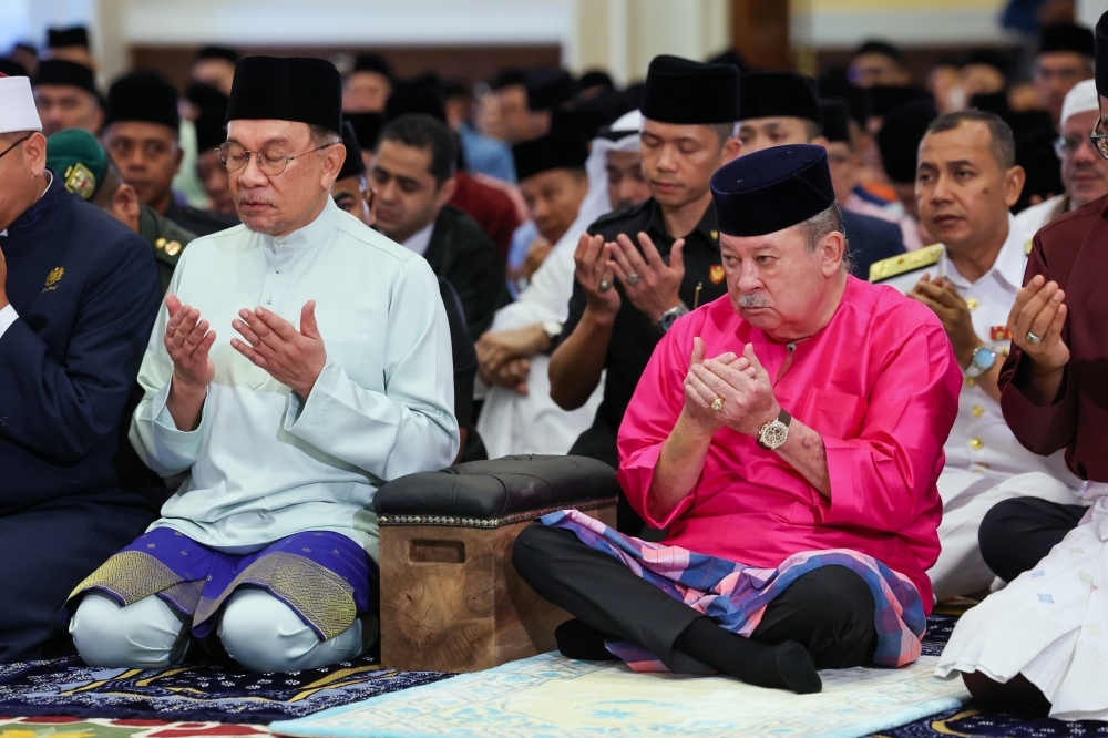 King and Queen perform Aidilfitri prayers at Istana Negara, joined by Anwar and Cabinet members