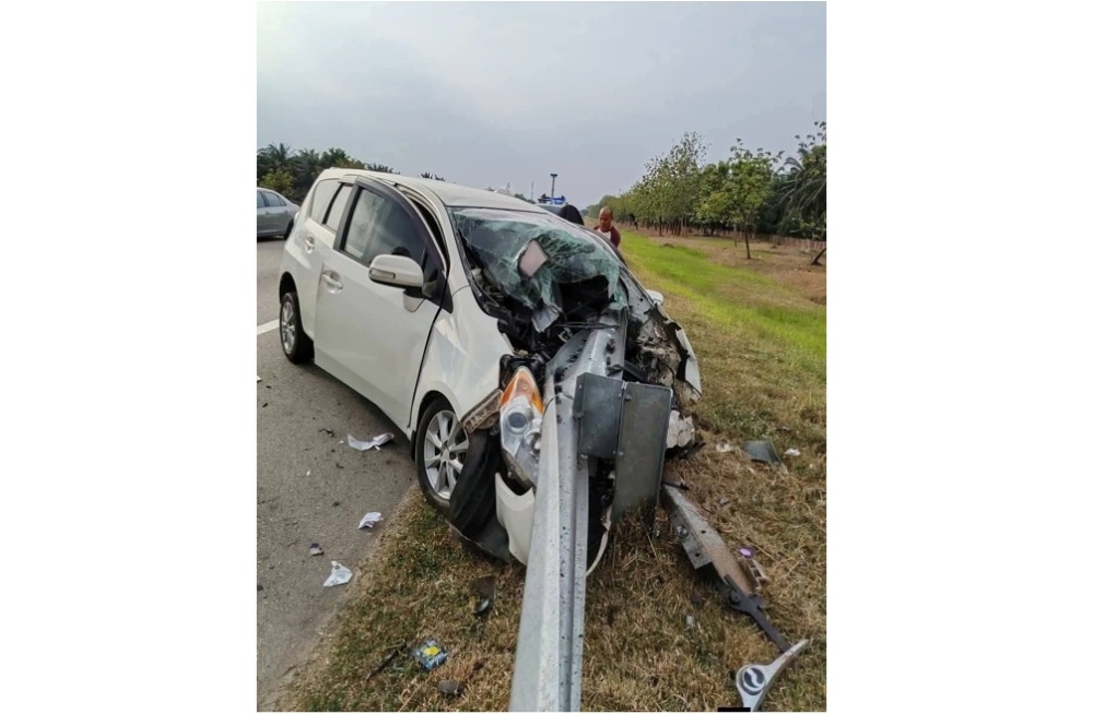 Father dies, daughter hospitalised after MPV skids and crashes on North-South Expressway