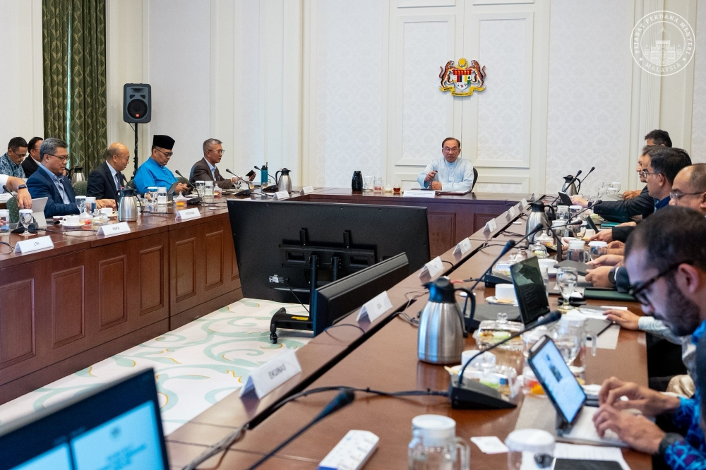 Hishammuddin, Khairy among thousands back in Umno, party supreme council opens door for online membership