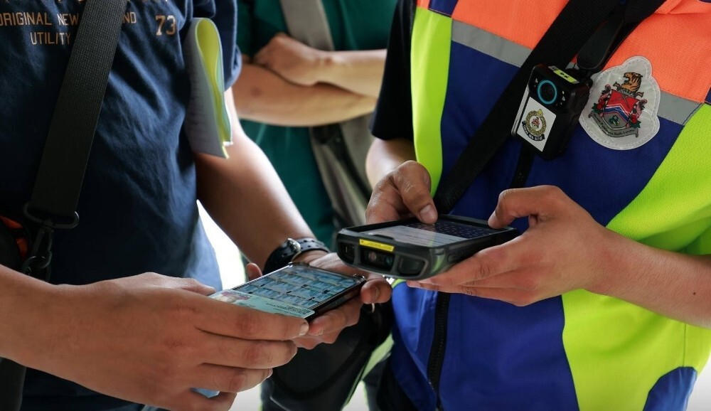 DBKL cracks down on ‘ulat foto’ at KLCC, Saloma Link with 23 compounds, 28 seizures