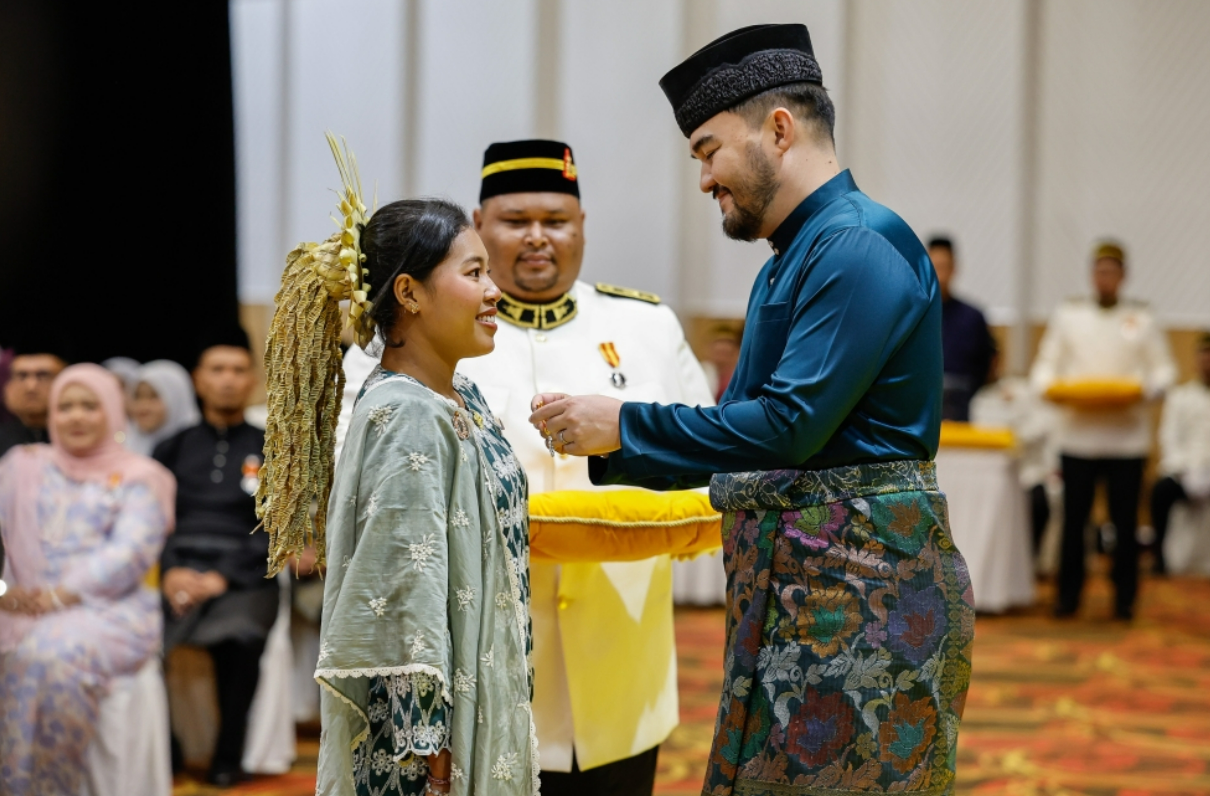 Tengku Amir Shah confers Selangor medals on 151 recipients in conjunction with Sultan’s 80th birthday