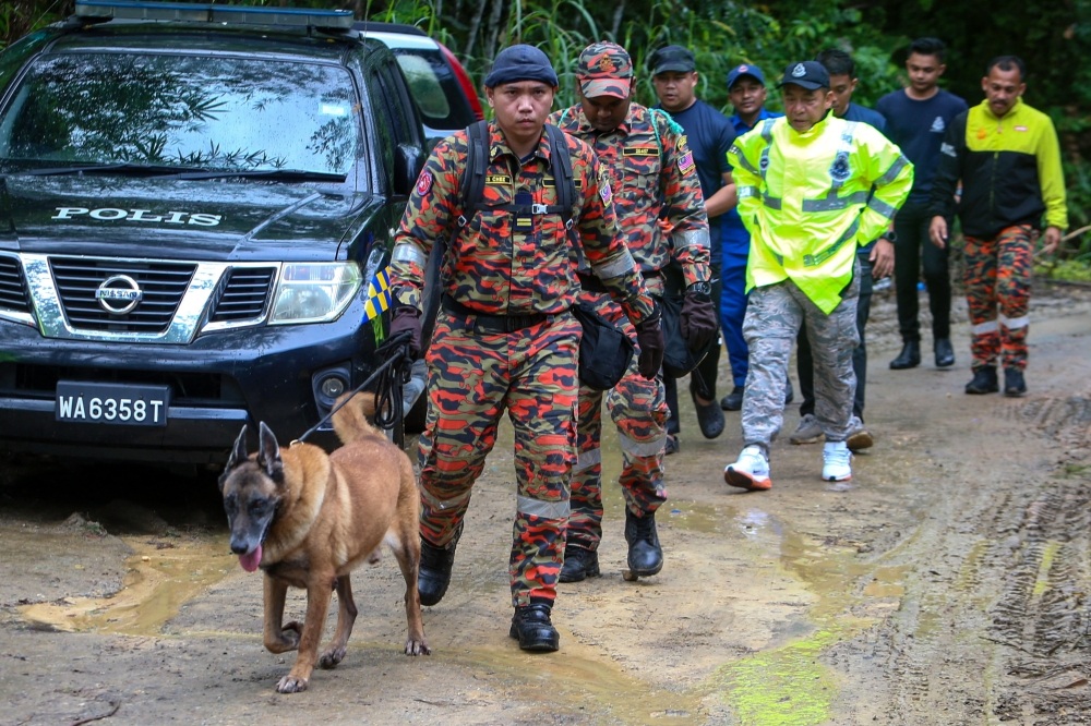 K9 unit joins search for missing 83-year-old man in Sungai Petani after blanket found at water’s edge, 30m from house