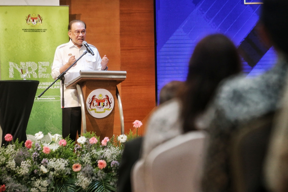 Anwar calls on civil servants to help explain govt’s subsidy balancing act amid Middle East energy shock