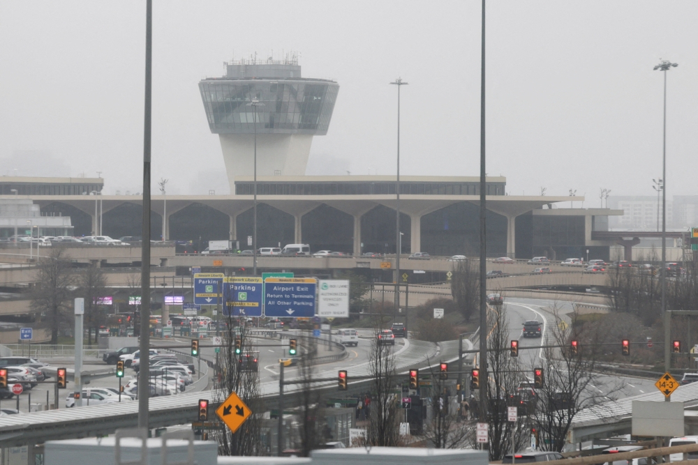 United Airlines plane hits lamppost, truck on approach to Newark airport