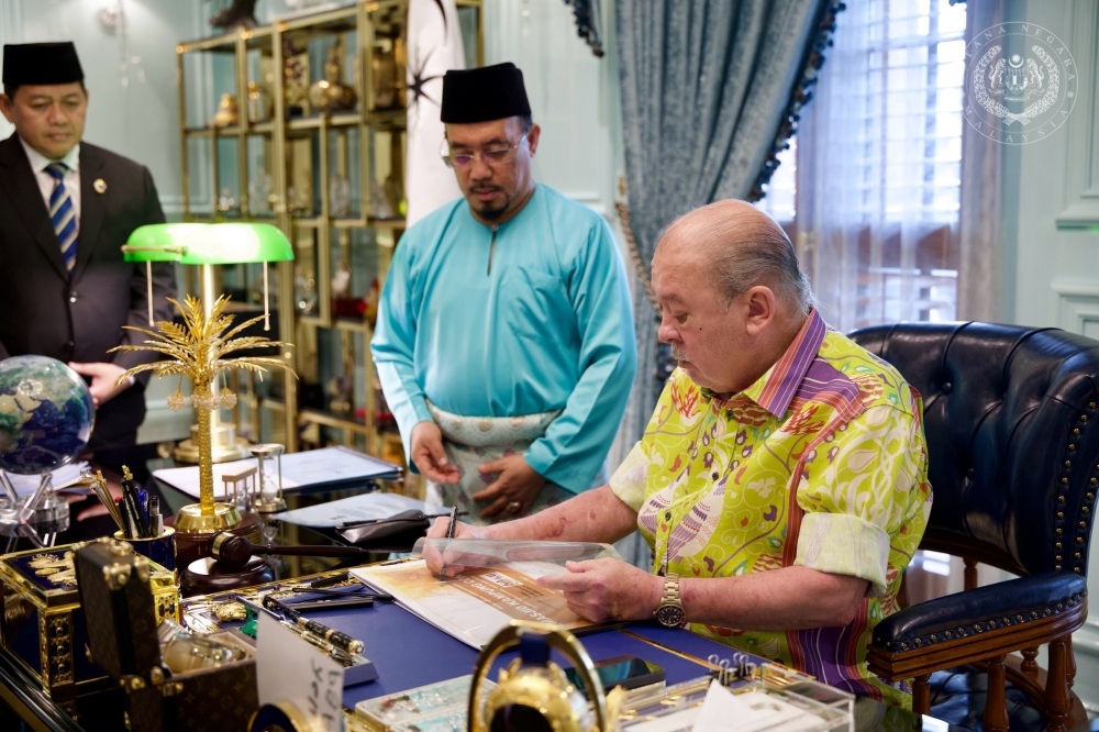 Sultan Ibrahim receives report on mosque projects in Johor Bahru, Kluang, Mersing and Kulai