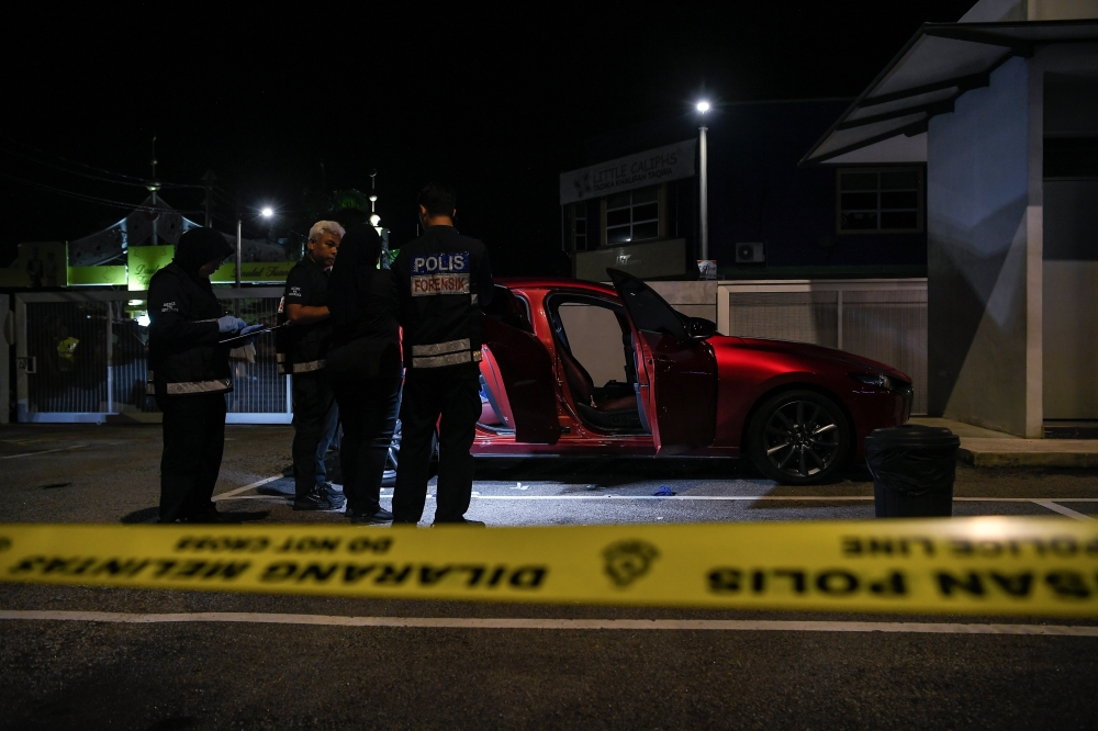 Woman stabbed in car near restaurant in Kota Setar, suspect flees