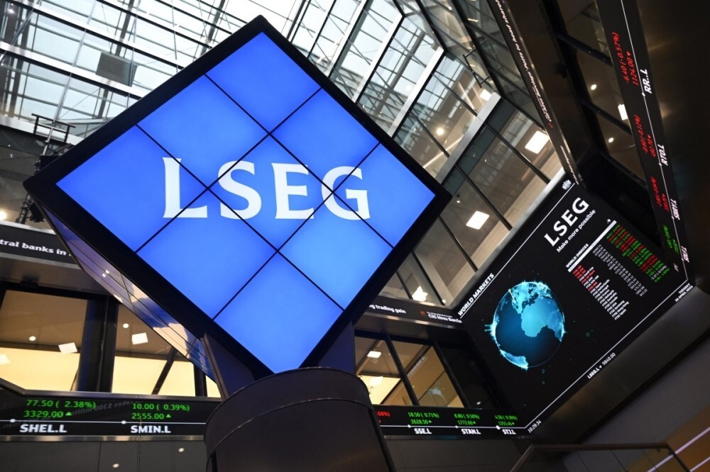 Oil slumps after hitting peak, US indices reach new records