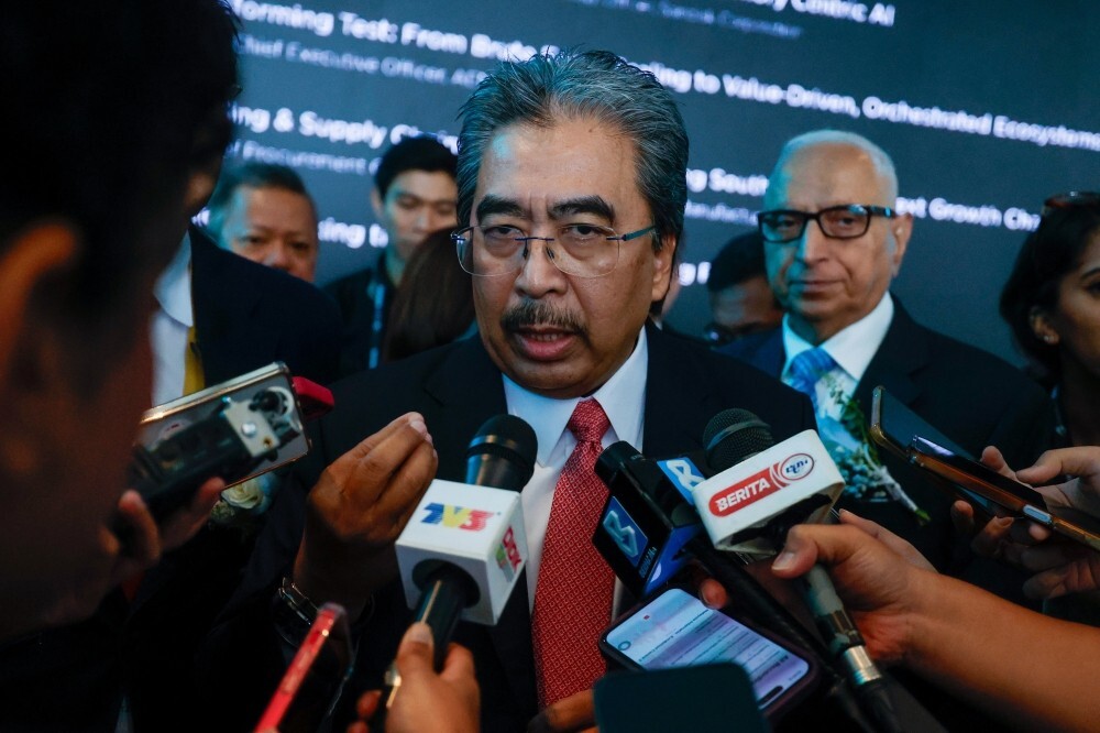 Malaysia can’t sell oil to Asean because it still imports 400,000 barrels daily, says investment, trade and industry minister