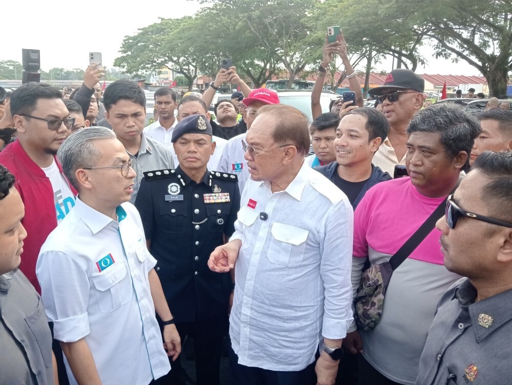 Anwar says he wants good faith talks with Zahid after Johor BN election stance