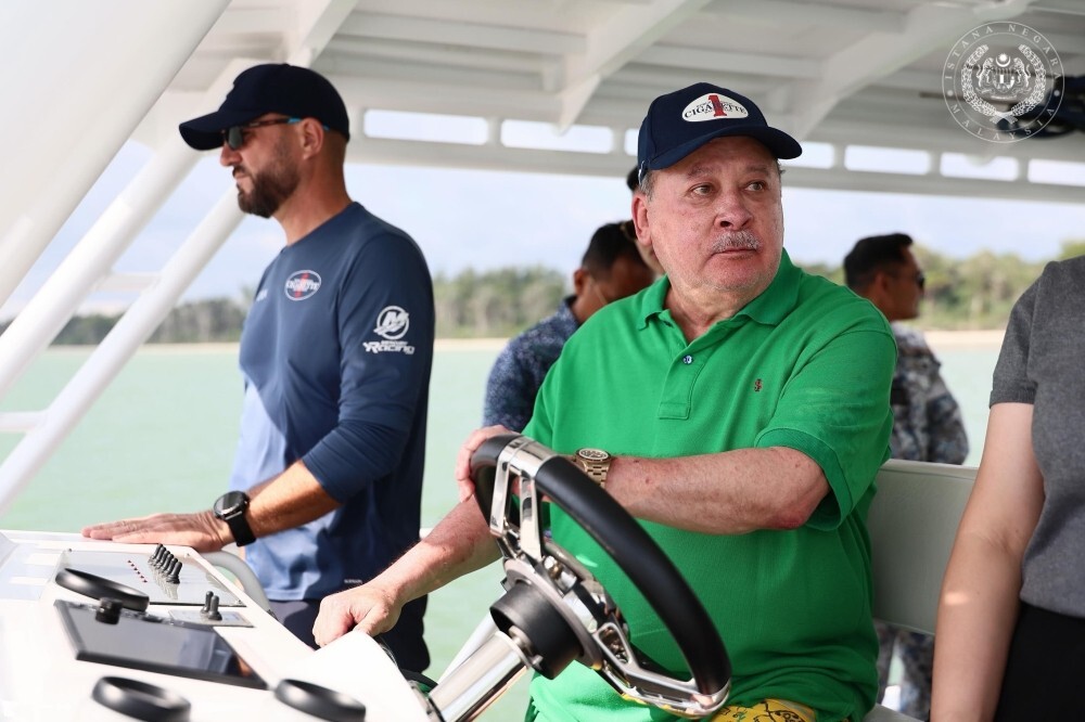 Sultan Ibrahim pilots speedboat, dives underwater to inspect marine conditions in Mersing