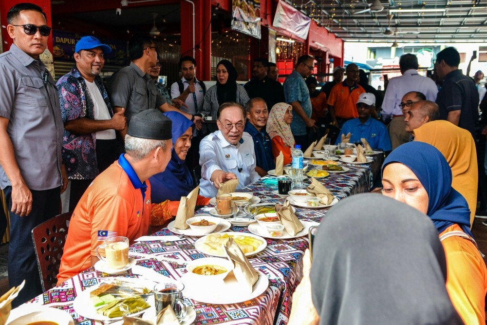 Anwar jokes politics can pause for ‘nasi dagang’ after swipe at ‘whining’ politicians