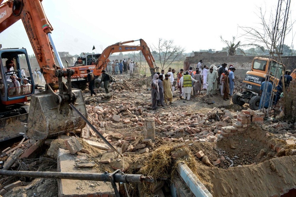 Suicide car bomb and gun attack on Pakistan police checkpoint kill 12 officers