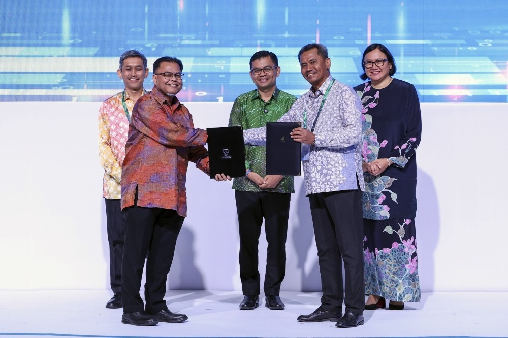 TNB and Petronas Gas sign deal to co‑develop third regasification terminal in Perak
