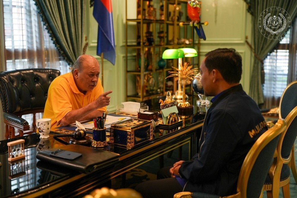 Sultan Ibrahim grants audience to caretaker Johor menteri besar at Istana Pasir Pelangi