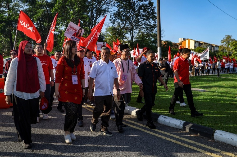 Mohamad Sabu leads Pakatan supporters as Sharon Teo enters Permas nomination race