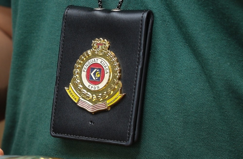 KPDN seizes RM215,700 worth of detergent in suspected fake halal logo raid in Seri Kembangan
