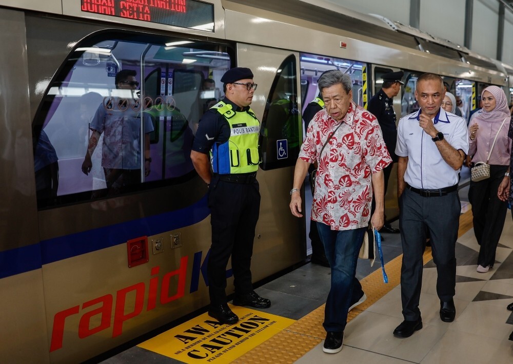 Selangor Sultan rides the LRT3 train, says Shah Alam Line should have been completed earlier, but delay had its ‘wisdom’