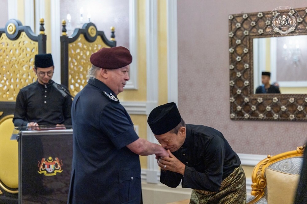 King receives briefing from MACC chief Abdul Halim on commission’s latest developments