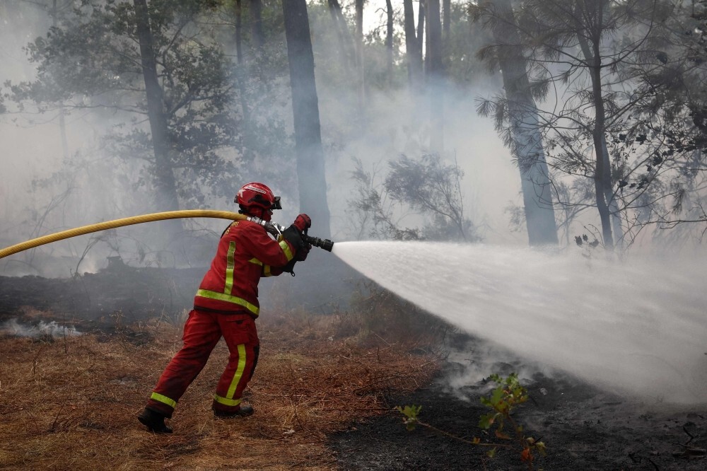 France’s wildfire front ‘very unfavourable’, interior minister warns as blazes threaten Unesco‑listed Bordeaux
