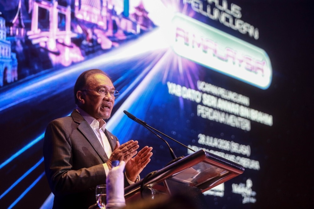 Anwar: Students to get free AI software access under digital skills programme