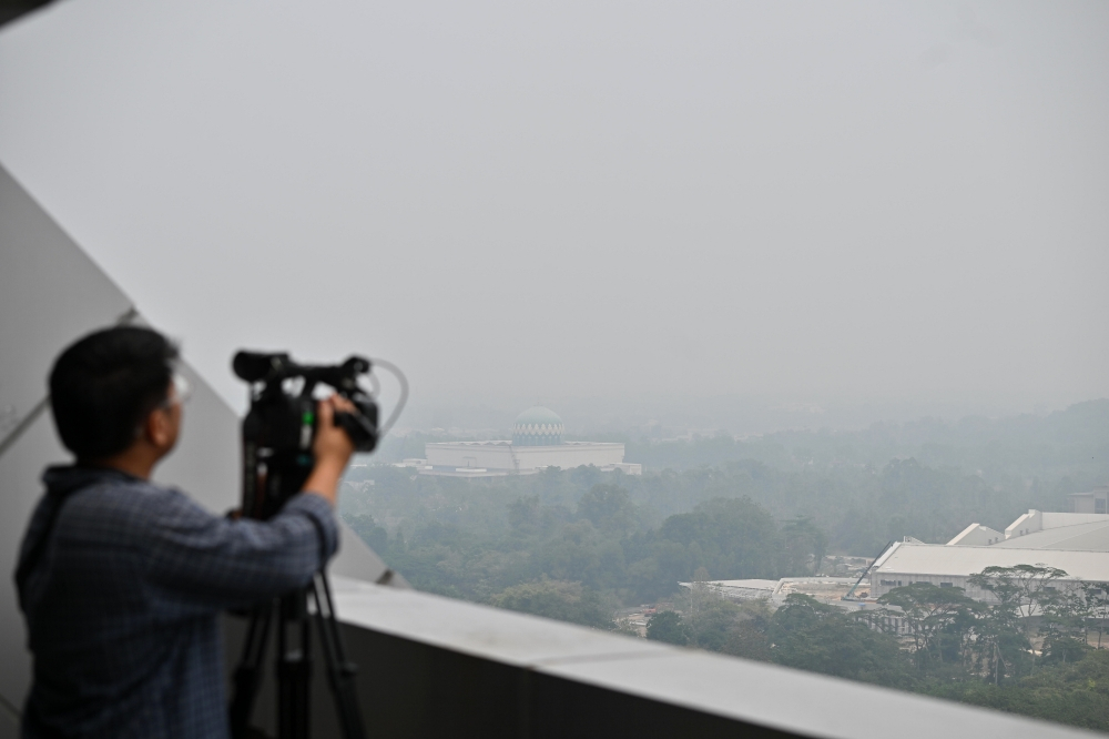 Sarawak and Klang Valley worst hit as 30 spots in Malaysia breach ‘Unhealthy’ API levels