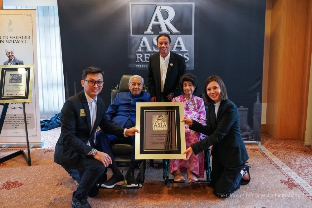 Dr Mahathir, Dr Siti Hasmah recognised with three records after both turn 100