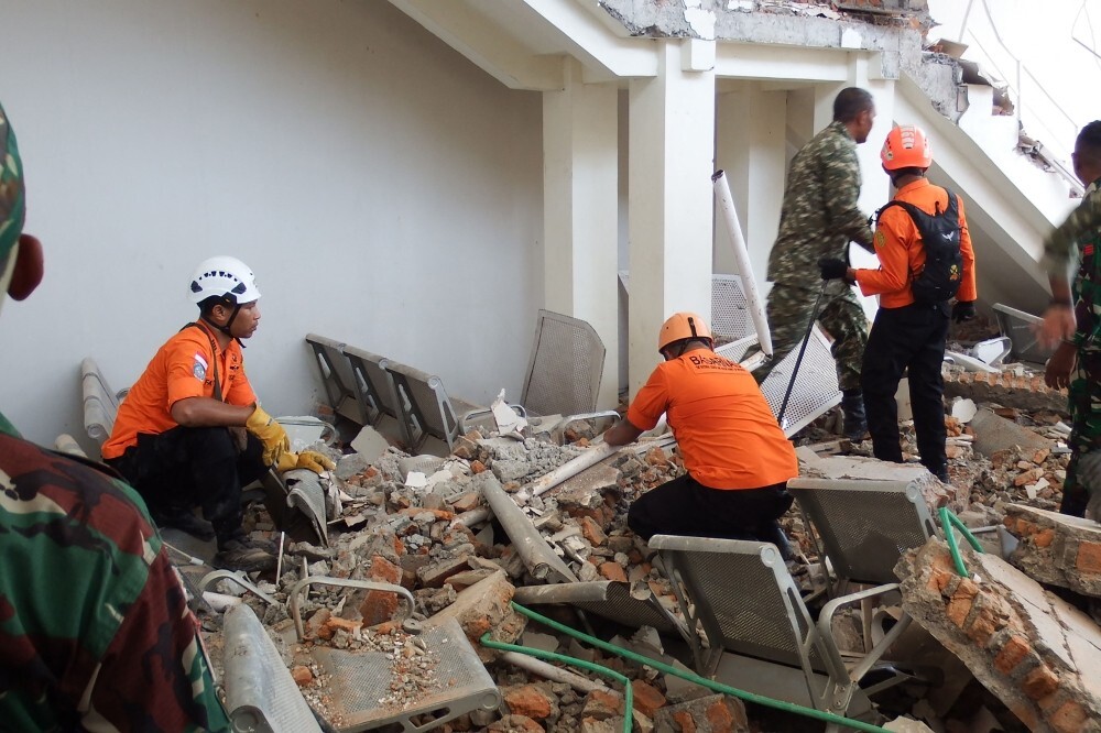 Indonesia rescuers search for survivors as quake death toll rises to 38