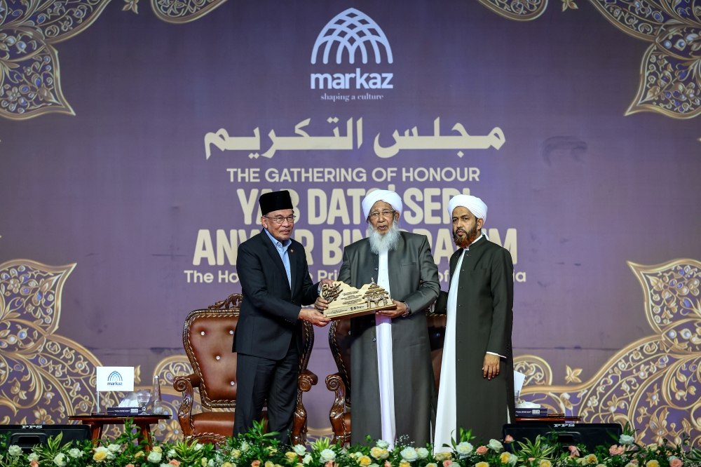 Anwar receives inaugural Sheikh Abu Bakar Foundation Excellence Award