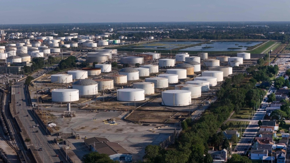 Oil surges above US$100 as Middle East fears deepen, tech stocks slide