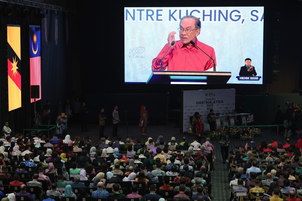 Anwar: RM500 domestic flight aid for new students travelling between peninsula and Sabah, Sarawak