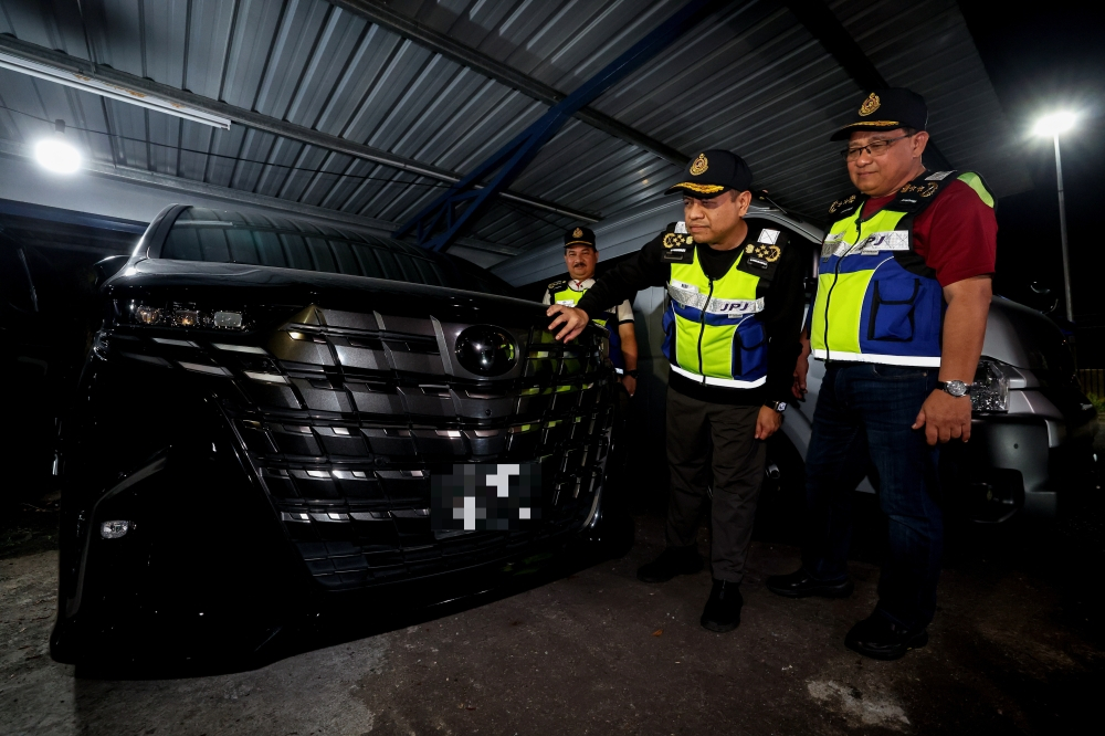 Police nab two men ‘chauffeuring’ 690kg of ketum in Toyota Alphard on NSE