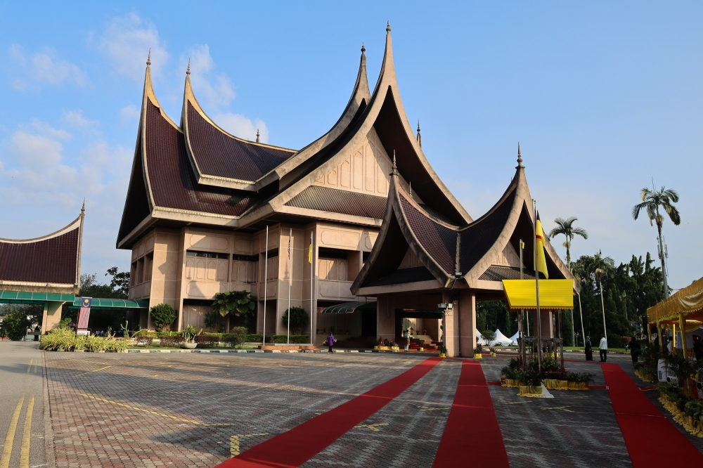 Negeri Sembilan MB meets Tuanku Muhriz amid royal dispute