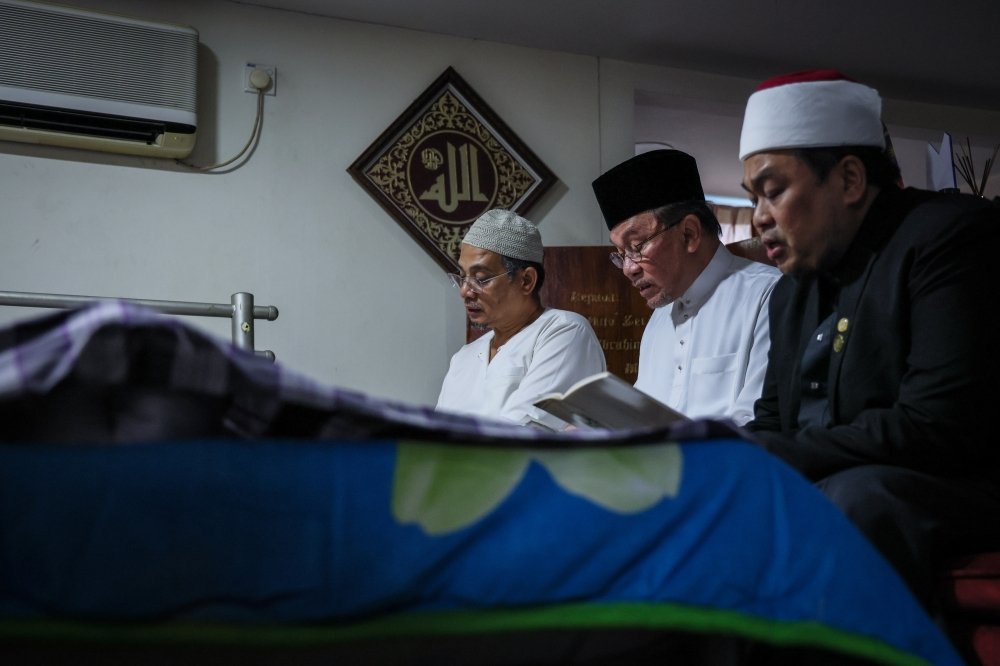 Anwar returns to Cheruk Tok Kun for final farewell to late brother Idrus