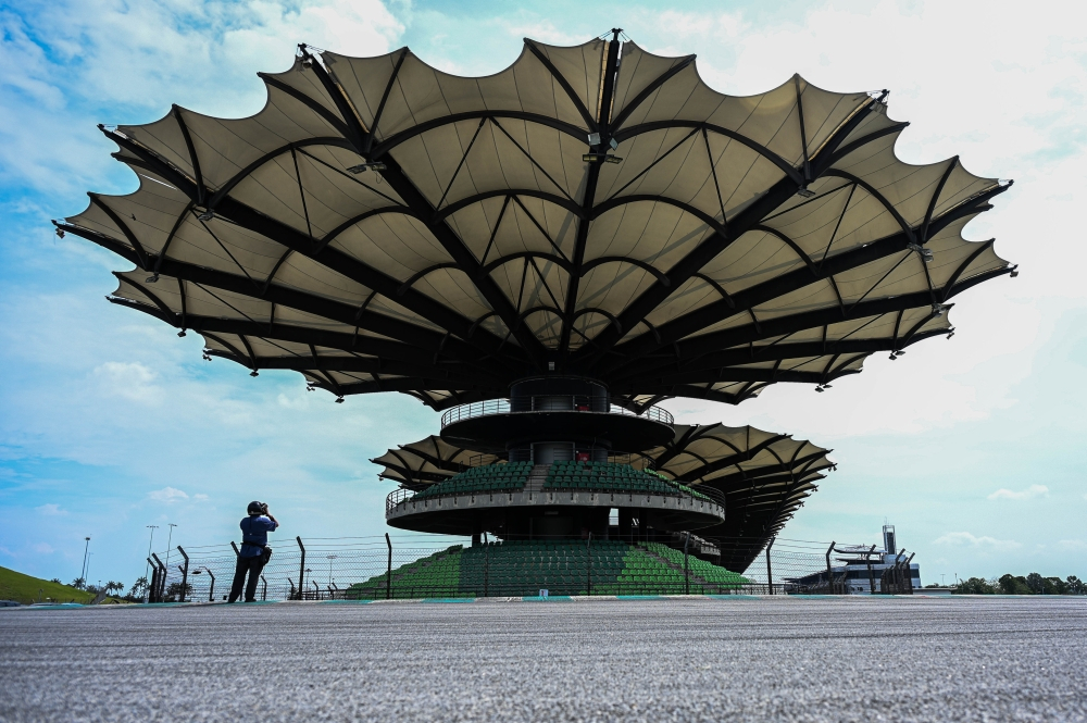 Watching the F1 in Sepang this weekend? KLIA urges visitors to ditch cars, use public transport