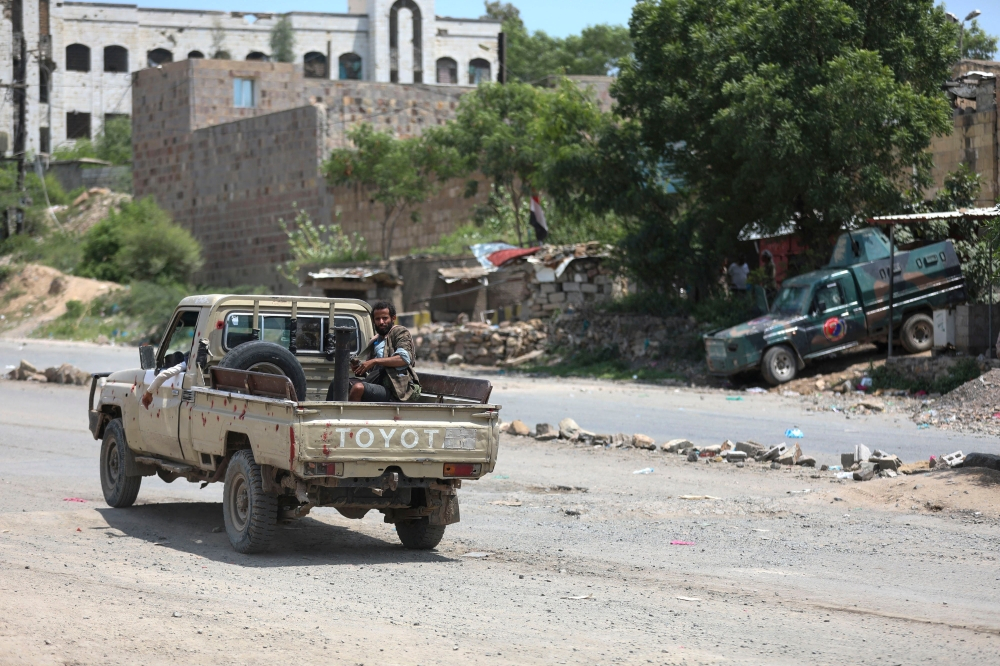 Houthis cut Yemen’s Taiz off from Aden in major battlefield gain