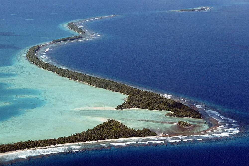 Leaders visit Pacific atoll at frontline of climate change