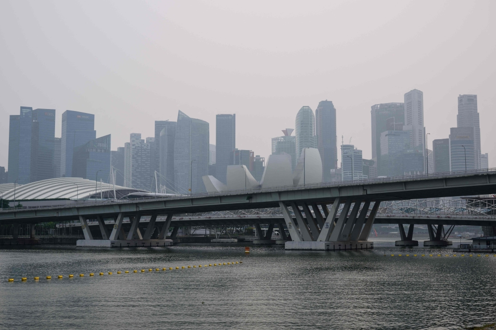 Singapore gears up for Grand Prix under a cloud of haze
